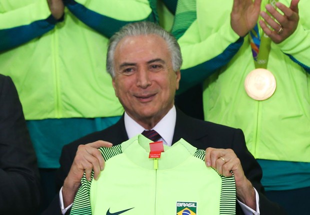 O presidente em exercício Michel Temer encontra-se com atletas olímpicos no Planalto (Foto: Elza Fiuza/Agência Brasil)
