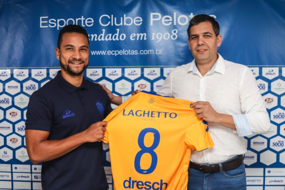 Anunciado pelo Brasil, Felipe Guedes foi apresentado no Pelotas — Foto: Tales Leal/DVG/Pelotas