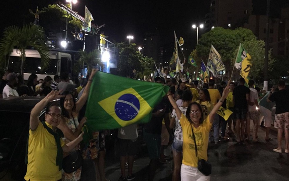Eleitores comemoram no Bairro 13 de Julho — Foto: Ana Fontes/TV Sergipe