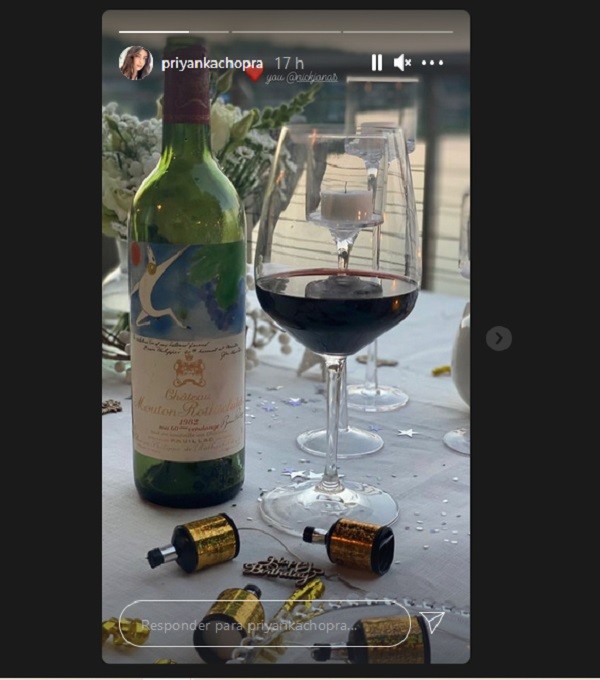 Foto compartilhada pela atriz Priyanka Chopra de sua festa de aniversário, com declaração de amor ao marido músico Nick Jonas (Foto: Instagram)