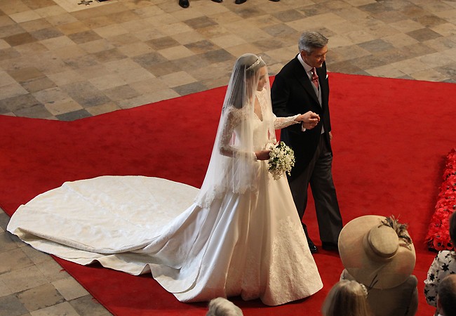Kate entra na Abadia ao lado do pai, Michael  (Foto: Getty Images)