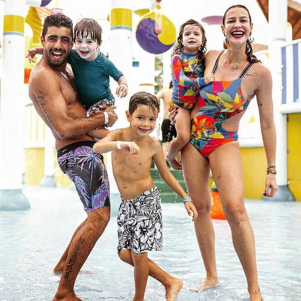 Em família! Pedro Scooby e Luana Piovani posam com os filhos em parque aquático (Foto: Reprodução/Instagram)
