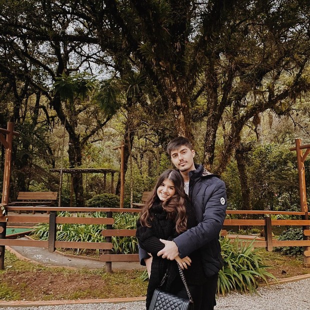Carolina Chamberlain e o namorado, Vitor Amorim (Foto: Reprodução/Instagram)