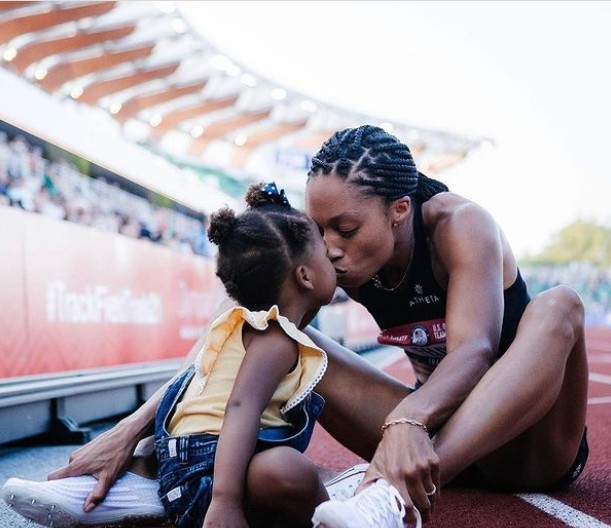 Atleta leva filha para a competição  (Foto: Reprodução: Instagram )