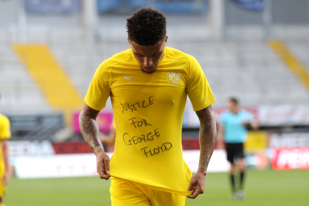 Sancho pede justiça para George Floyd em comemoração do segundo gol do Borussia Dortmund — Foto: Getty Images