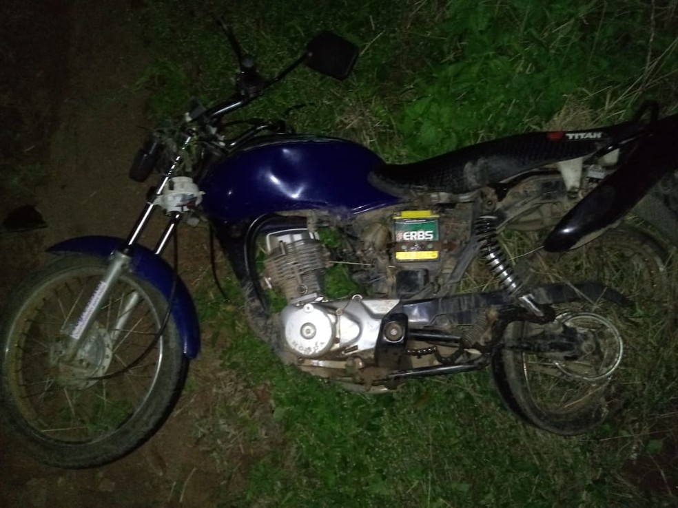 Carro bateu em moto, que saiu da pista em Craíbas, Alagoas — Foto: BPRv