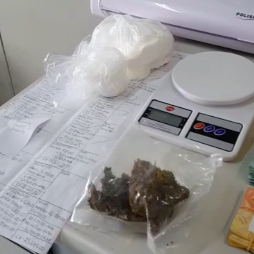 Policiais encontraram até uma planilha com a movimentação do tráfico e morruga, uma variação mais forte da maconha. — Foto: Divulgação/PM