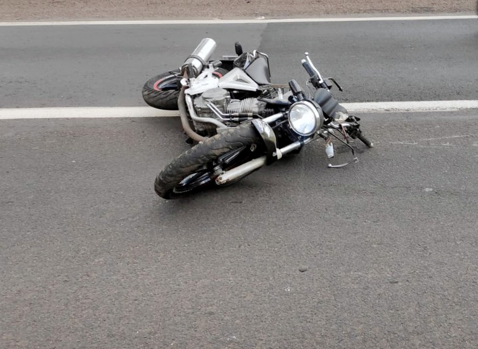 Rapaz bateu a moto em uma defensa metálica e depois tombou na rodovia — Foto: Polícia Rodoviária