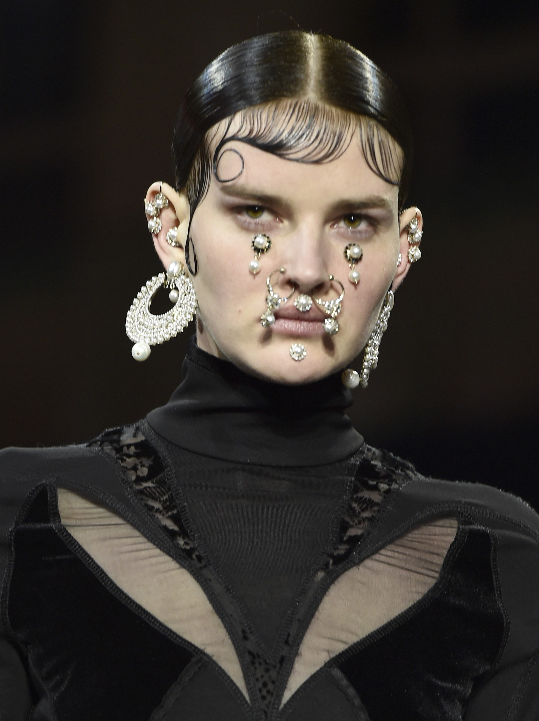 Nose rings: um close nos piercings fakes da Givenchy (Foto: Getty Images)