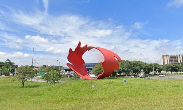 Escultura na via de acesso ao aeroporto de Guarulhos, em São Paulo, foi feita em comemoração aos 100 anos de imigração japonesa no Brasil  (Foto: Google Maps / Reprodução)