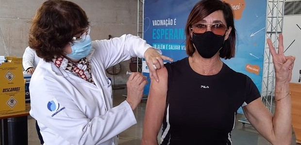 Christiane Torloni toma segunda dose de vacina contra Covid-19 (Foto: Reprodução/Instagram)