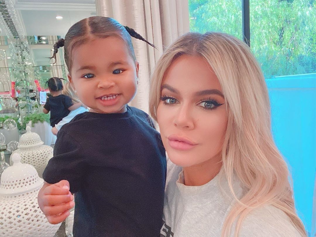 Khloé Kardashian com sua filha de três anos, True Thompson (Foto: Reprodução / Instagram)
