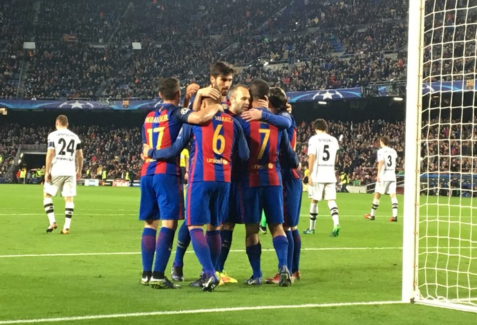 Jogadores do Barcelona comemoram um dos gols de Arda Turan (Foto: Ivan Raupp)