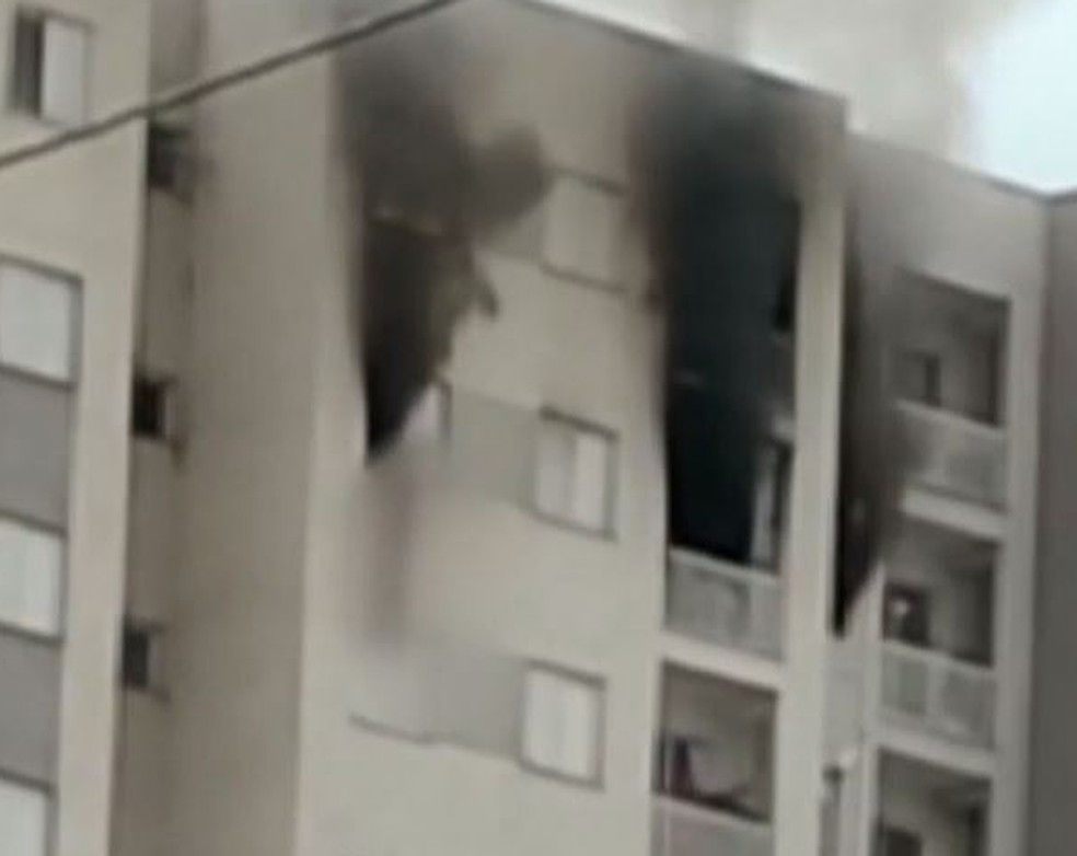 Homem cai de janela após tentar se salvar de incêndio em prédio de Campinas — Foto: Reprodução/EPTV