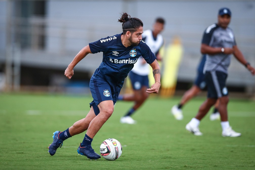 Benítez continua amargando a reserva com Roger Machado