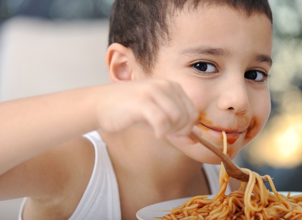 Criança comendo macarrão (Foto: Shutterstock)