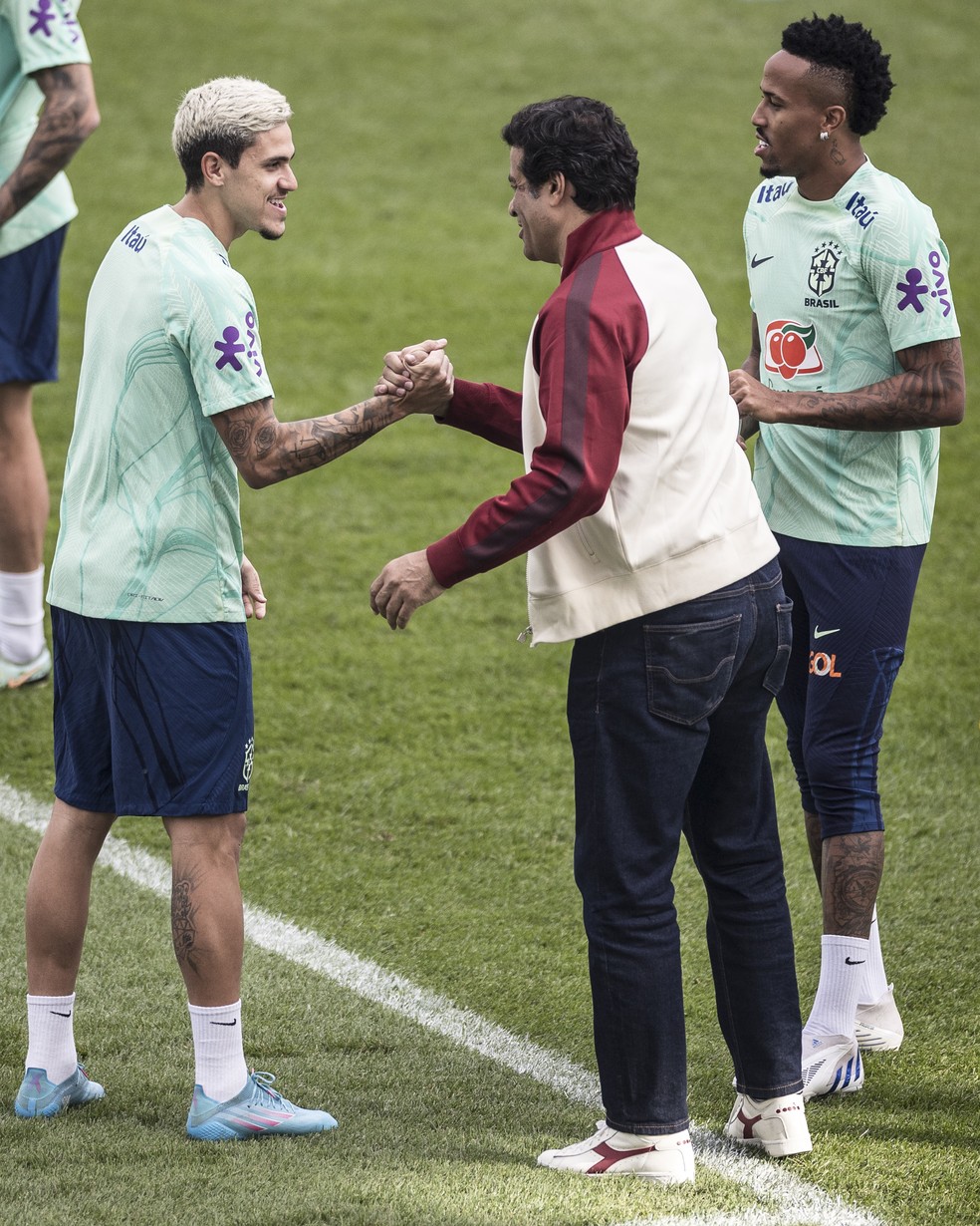 Raí cumprimenta Pedro e Militão antes do treino da Seleção — Foto: Pedro Martins - Foto FC