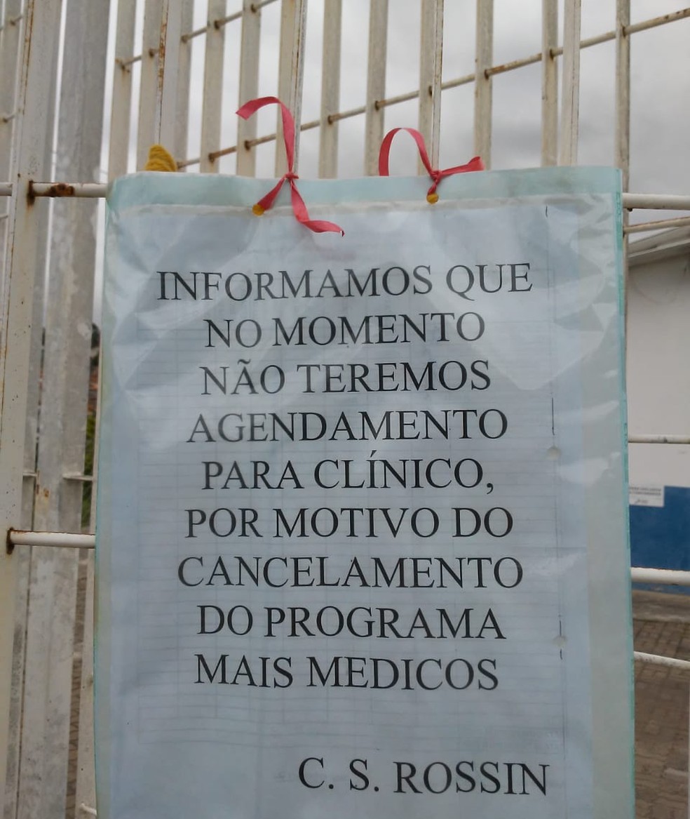 Cartaz no Centro de Saúde do Jardim Rossin, em Campinas, avisa sobre suspensão de agendamentos por causa da saída dos médicos cubanos. — Foto: Conselho de Saúde de Campinas/Divulgação