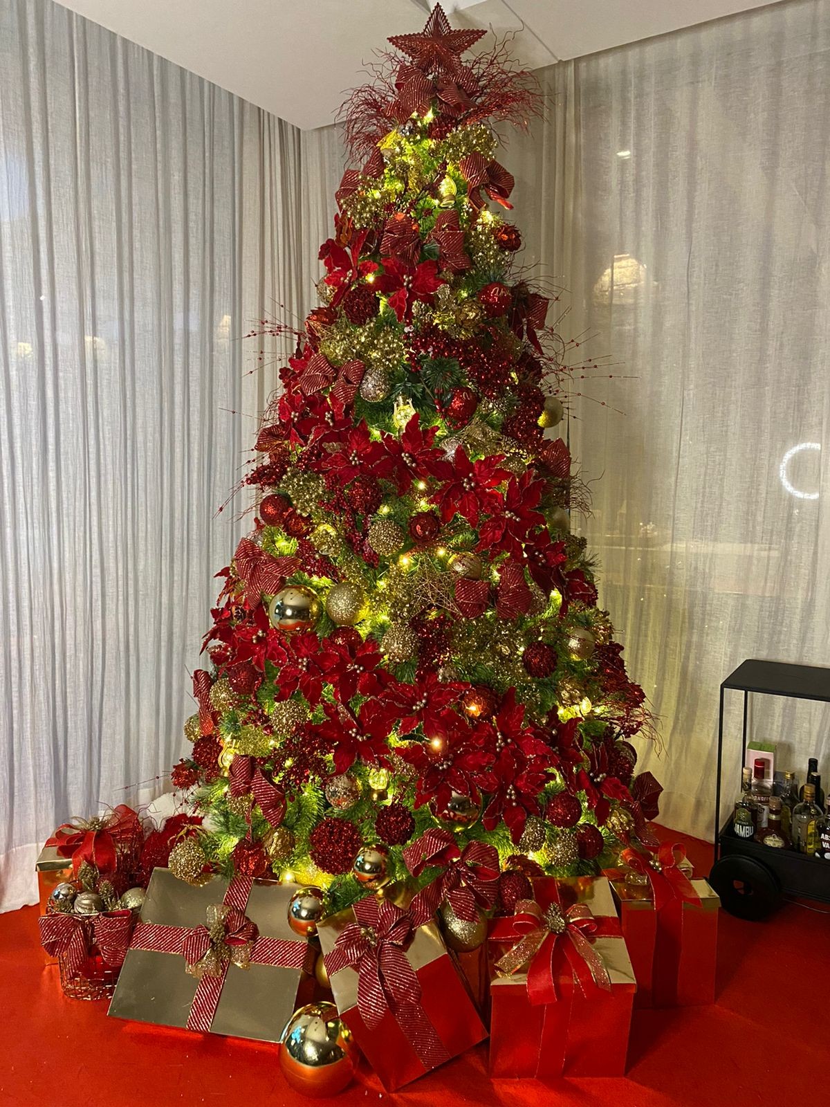 Detalhes da árvore de Natal de Grazi Massafera (Foto: Divulgação)