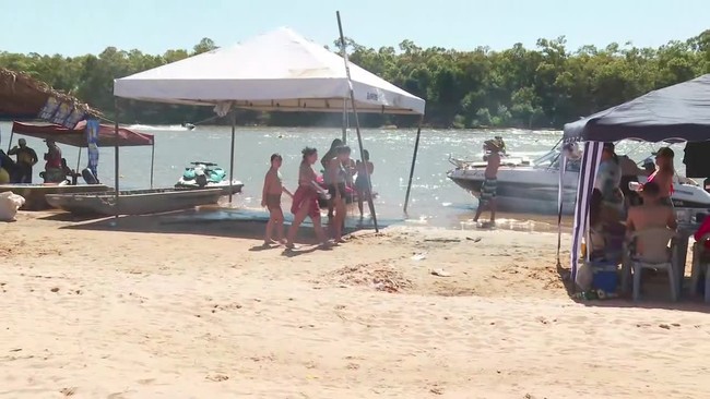 Turistas chegam ao Rio Araguaia para passar as férias após dois anos de pandemia