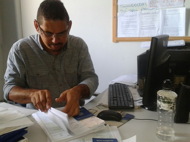 Edenilzo Cardoso está com tanta demanda no escritório, que precisa levar trabalho para casa (Foto: Luís Vitor Melo/ G1)