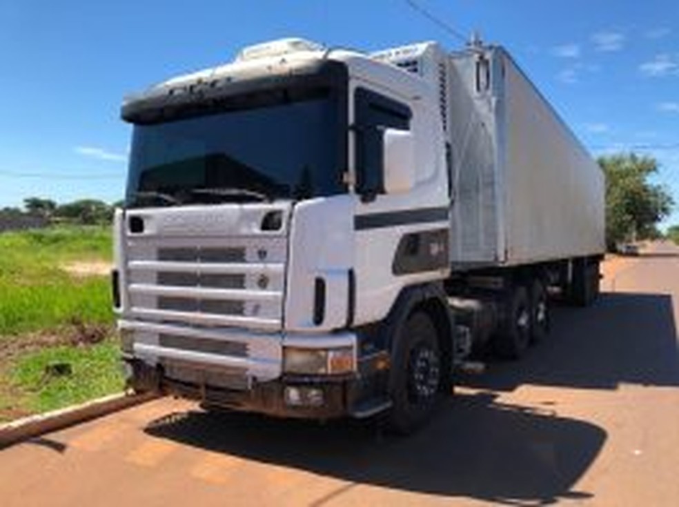 Caminhão foi encontrado logo após o crime; vítimas já estavam em outro estado, segundo a família — Foto: Rones Cezar /Alvorada Informa