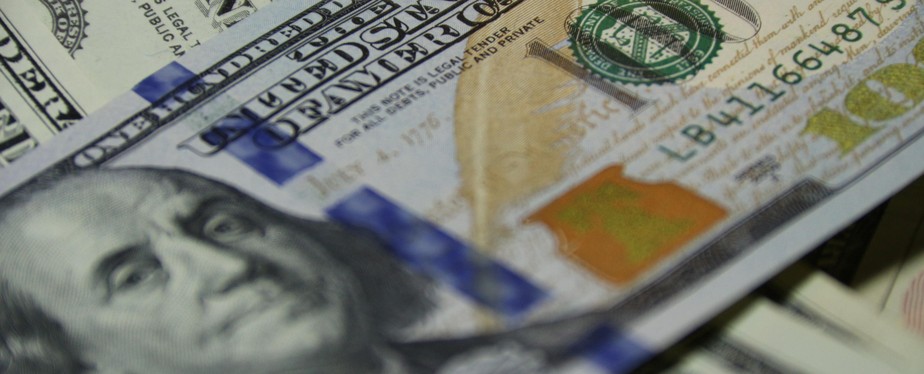 Dólar opera em alta, com cenário no mercado exterior