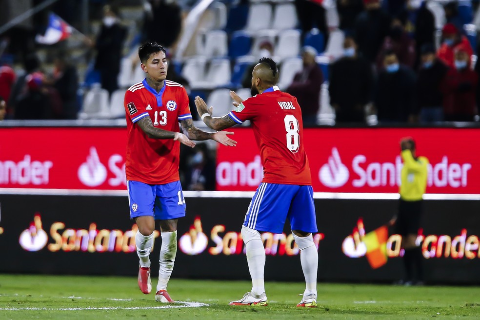 Pulgar e Vidal em jogo da seleção do Chile — Foto: Marcelo Hernandez/Getty Images)