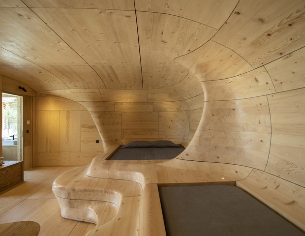 Arquitetos constroem 'caverna' de madeira em resort com mais de 1.100 peças do material (Foto: Spyros Hound Photography / Divulgação)