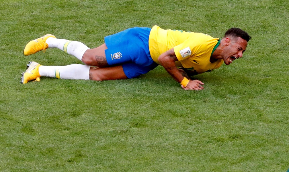 2 de julho â Neymar cai no gramado depois de sofrer uma contusÃ£o durante jogo da Copa do Mundo contra o MÃ©xico, na Arena Samara, RÃºssia â Foto: David Gray/Reuters