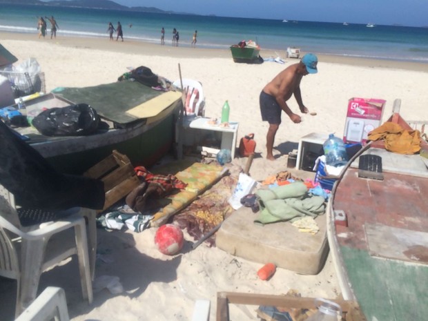 Acampamentos montados em barcos na Praia do Peró foram retirados pela Prefeitura (Foto: Divulgação/ Ascom Cabo Frio)