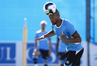 Sem Erazo, Roger abre vestibular para definir parceiro de Geromel na zaga