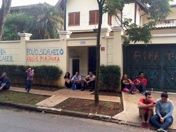 Casas vizinhas à de Michel Temer foram pichadas por manifestantes (Foto: Gabriela Gonçalves/G1)