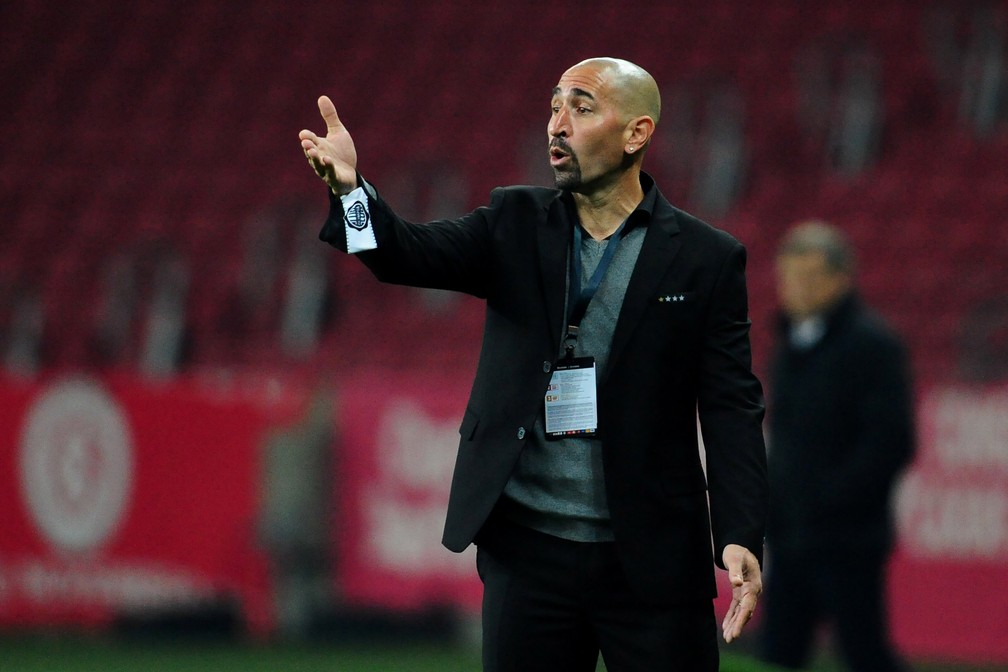 Orteman, com o tamb&eacute;m uruguaio Aguirre ao fundo, parou de jogar em 2015: ele treinou ainda o San Lorenzo do Paraguai e o Sol de America antes do Olimpia &mdash; Foto: Ricardo Rimoli/Getty Images