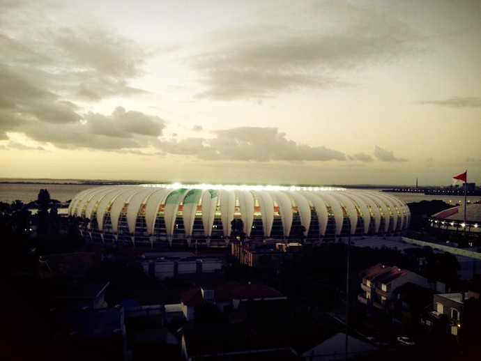 Anoitecer na beira do Guaíba gera belas imagens com o novo Beira-Rio (Foto: Maria José Hickmann/RBS TV)