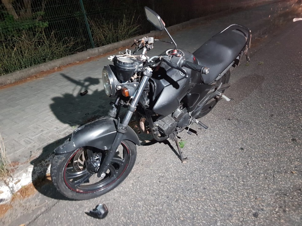 Motociclista morre após perder controle do veículo e colidir em moto em Fortaleza. — Foto: Rafaela Duarte/Sistema Verdes Mares 
