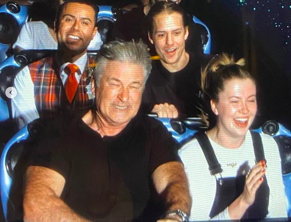 Ireland Baldwin e Alec Baldwin na viagem da família à Disney (Foto: Instagram)