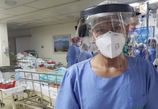 Nesta foto, tirada em março, a UTI do Hospital Tacchini, com capacidade para 30 leitos, estava lotada. Havia mais de 70 pacientes em estado crítico acomodados em UTIs improvisadas. (Foto: HOSPITAL TACCHINI via BBC News Brasil)