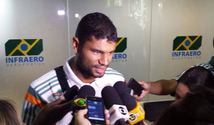 Gum desembarque Fluminense (Foto: Sofia Miranda / GloboEsporte.com) Gum desembarque Fluminense (Foto: Sofia Miranda / GloboEsporte.com)