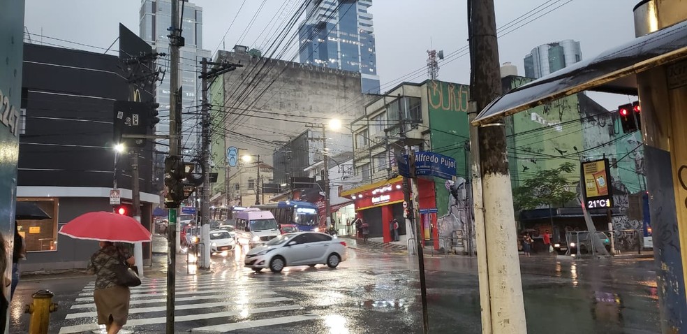 Dia vira noite em Santana, na Zona Norte de São Paulo, por volta das 9h desta sexta, 9 de outubro — Foto: Tatiana Santiago/G1