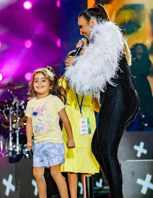 Ivete Sangalo se diverte com filhos no palco (Foto: Instagram)