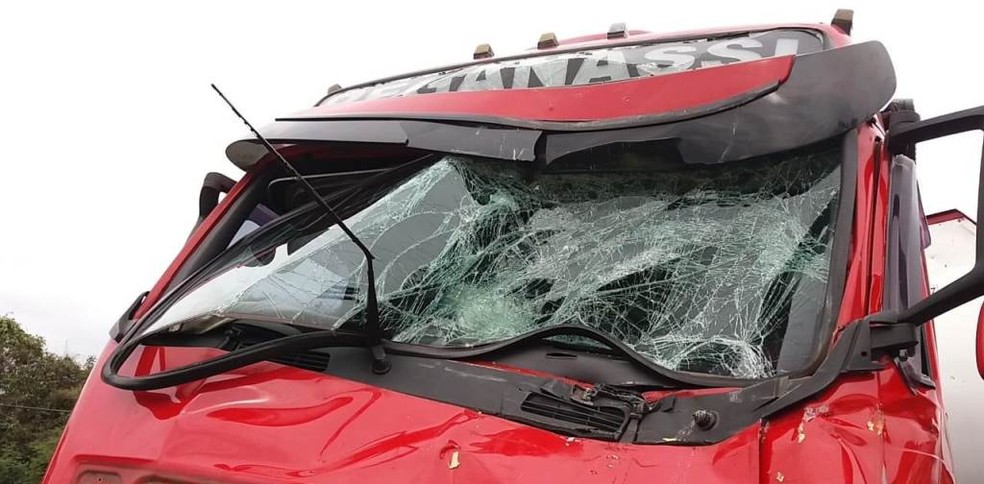 Motorista teve cortes e reclamou de dores após batida na SP-310 (Foto: A Cidade ON)