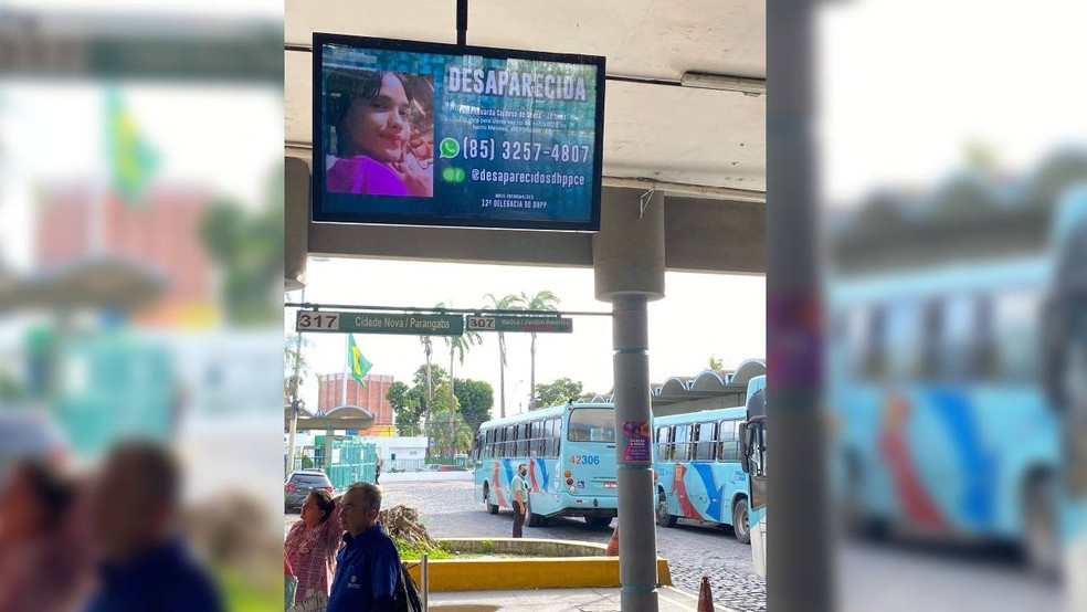 Fotos dos desaparecidos são divulgadas em telões de informações dentro dos terminais de ônibus — Foto: Polícia Civil