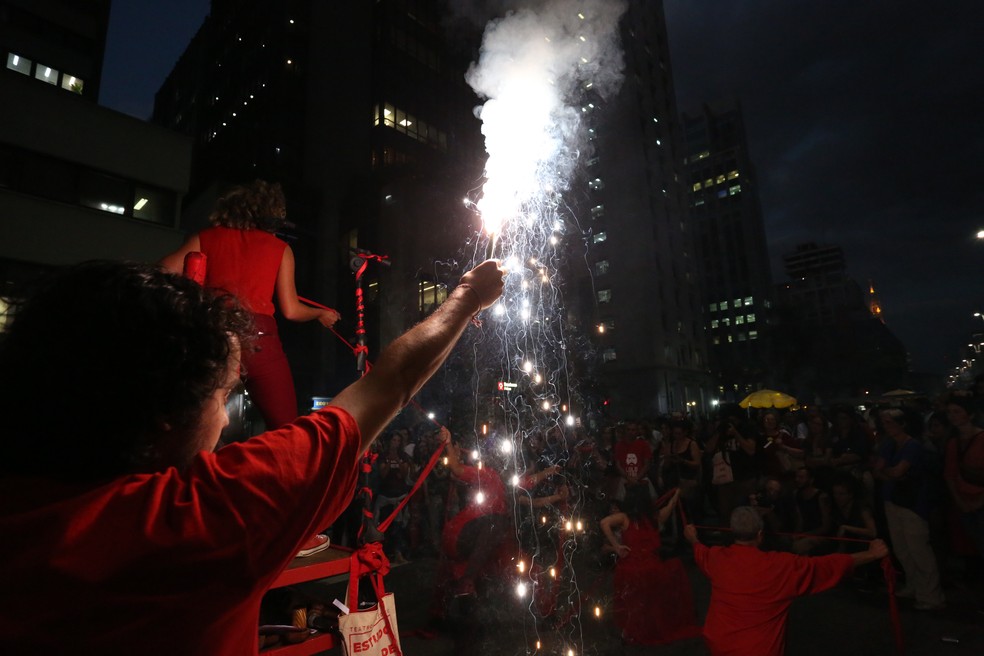 SÃO PAULO, 17:50: No início da noite, manifestantes acendem fogos na Avenida Paulista em protesto contra a reforma da Previdência — Foto: Celso Tavares/G1