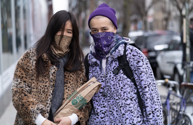 NEW YORK, NEW YORK - MARCH 16: Woman wears cheetah face mask with matching cheetah faux fur jacket, gray scarf, blue jeans and Doc. Martens with Model Dee Melendez who is wearing a purple beanie with matching bandana, a purple cheetah fleece hoodie paired (Foto: Getty Images)