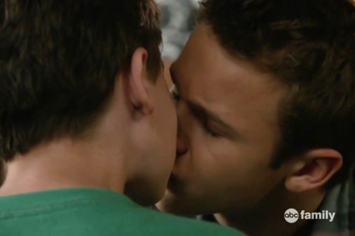 Cena de beijo gay da série 'The Fosters' gera polêmica (Foto: Reprodução Youtube)