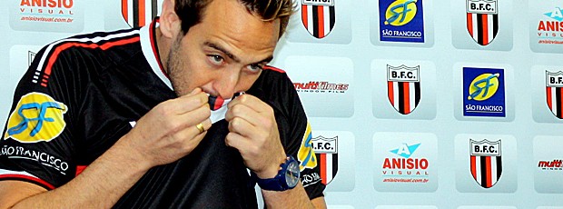 Márcio renova contrato com o Botafogo-SP e faz juras de amor (Foto: Cleber Akamine / globoesporte.com)