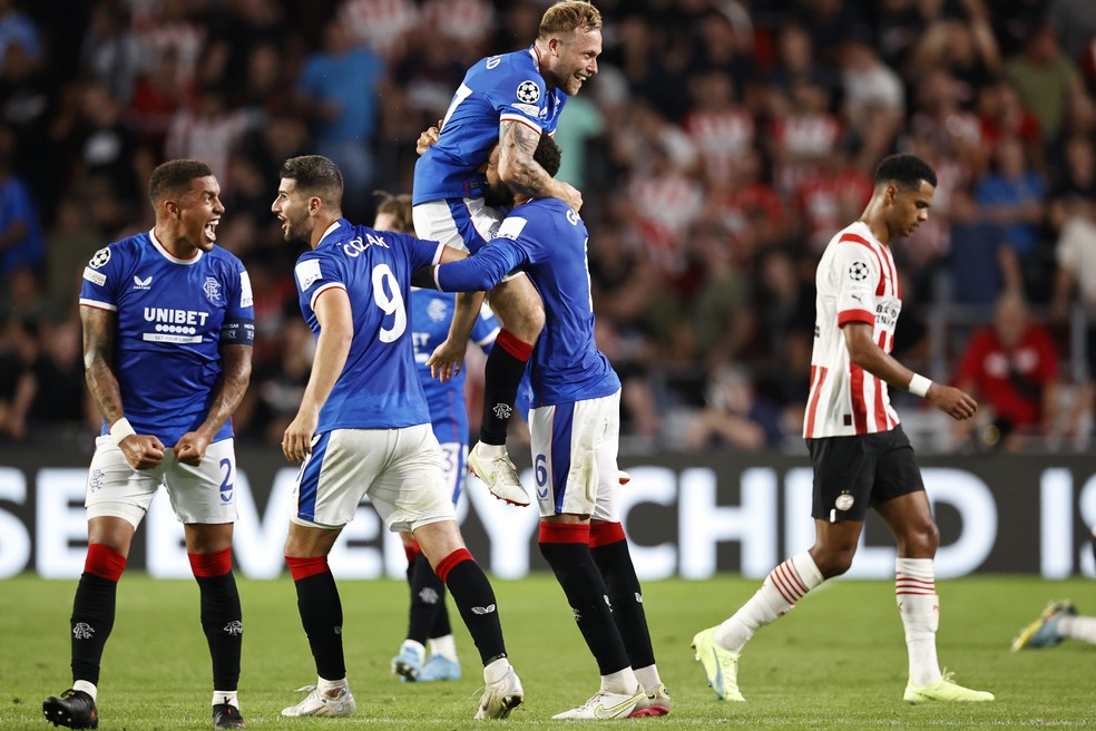 Jogadores do Rangers comemoram classificação à fase de grupos da Champions — Foto: Getty Images