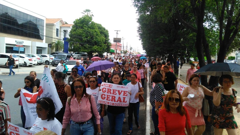 Durante manifestação, grupo realizou caminhada pela Frei Serafim pedindo melhorias para a educação no Piauí — Foto: Andrê Nascimento / TV Clube