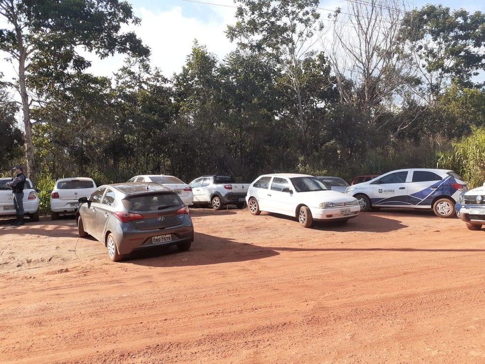 Mais de 40 carros e motos estavam estacionados no ponto turÍstico — Foto: Polícia Militar de Mato Grosso